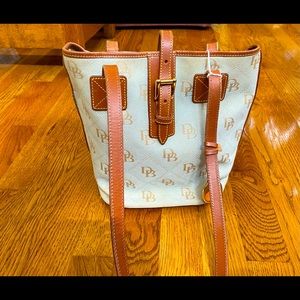 Selling a Tote similar to Dooney and Burke handbag.beautiful light green fabric.